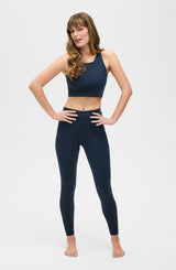 L’Original Leggings in Navy blue with matching L’Original Bra, made from OEKO-TEX® certified compression fabric featuring Elastique’s MicroPerle® technology to promote lymphatic drainage, enhance blood circulation, reduce fatigue, and smooth the skin.