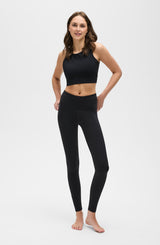 L’Original Leggings in black with matching L’Original Bra, made from OEKO-TEX® certified compression fabric featuring Elastique’s MicroPerle® technology to promote lymphatic drainage, enhance blood circulation, reduce fatigue, and smooth the skin.