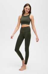 L’Original Leggings in olive green with matching L’Original Bra, made from OEKO-TEX® certified compression fabric featuring Elastique’s MicroPerle® technology to promote lymphatic drainage, enhance blood circulation, reduce fatigue, and smooth the skin.