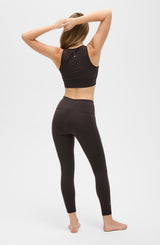 L’Original Leggings in Java brown with matching L’Original Bra, made from OEKO-TEX® certified compression fabric featuring Elastique’s MicroPerle® technology to promote lymphatic drainage, enhance blood circulation, reduce fatigue, and smooth the skin.