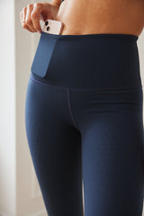 L’Original Leggings in Navy blue with phone pocket, made from OEKO-TEX® certified compression fabric featuring Elastique’s MicroPerle® technology to promote lymphatic drainage, enhance blood circulation, reduce fatigue, and smooth the skin.