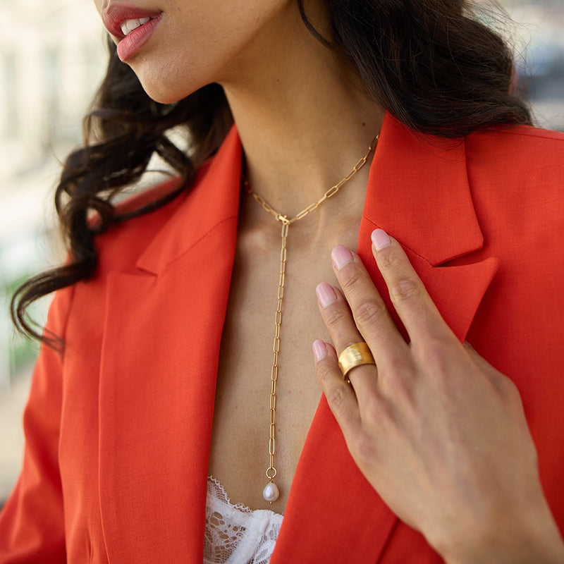The Alba Tie Gold Chain Necklace with Pearl Pendant is one of our most popular and versatile necklaces. The long paperclip link chain enables you to wear the necklace in different length as well as back or front. 