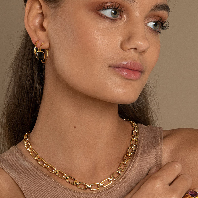 The Daphne Gold Necklace is the perfect everyday accessory. This glistening 14 Carat Gold Vermeil necklace features a chunky link chain that's perfect for wearing with both high and low necklines. 