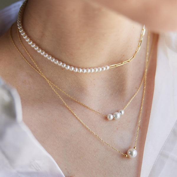 Our Laura Gold Chain Necklace with single pearl is adorned with a single ethical pearl. This very delicate sustainable necklace is all about simplicity. Wear on it's own or several other chains. Perfect for every day wear and fully length adjustable.