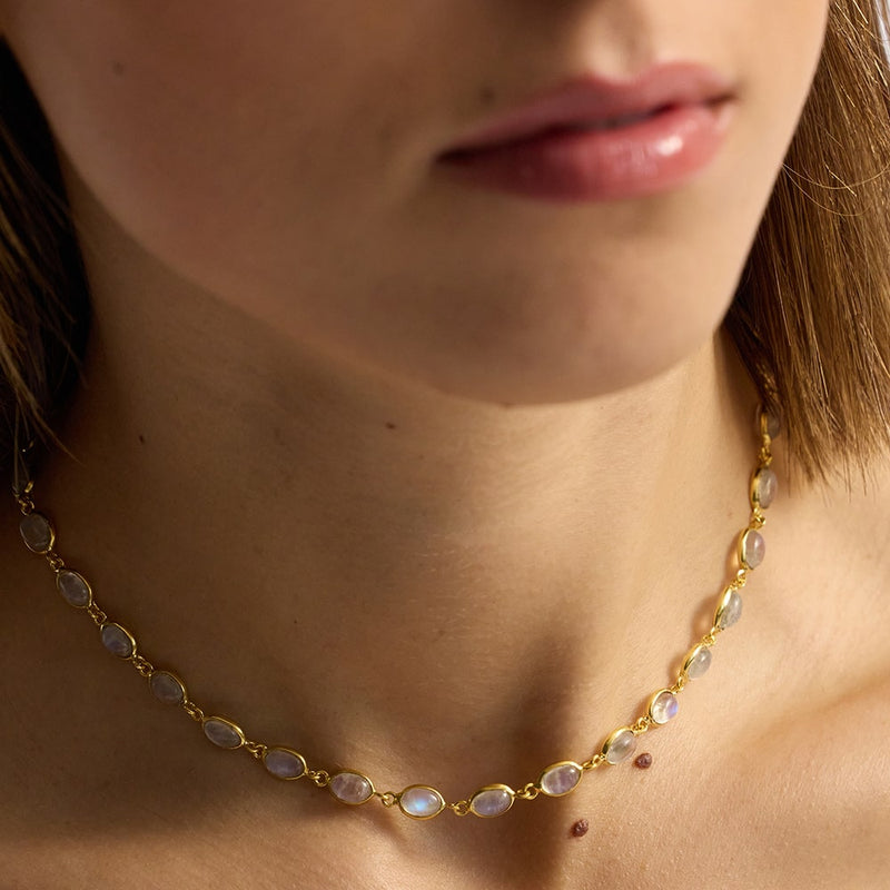 Hand crafted from smooth moonstone gemstones, the Luna Moonstone Gold Chain Necklace will add glamour to any look - whether worn alone or layered with other Amadeus favourites. The necklace may be worn as a chocker or extended to a longer version.