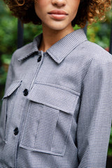 Veste pied-de-poule en laine, fabriquée en France dans le respect de l'éthique et de la durabilité, pour une coupe raffinée et un impact réduit.