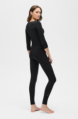 L’Original Leggings in black with the Iconic 3/4 sleeve MicroPerle top, made from OEKO-TEX® certified compression fabric featuring Elastique’s MicroPerle® technology to promote lymphatic drainage, enhance blood circulation, reduce fatigue, and smooth the skin.