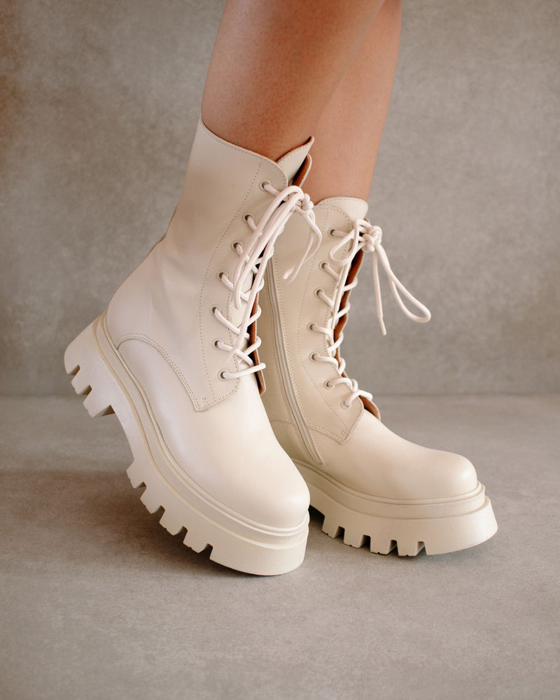 Globetrotter Cream Leather Boots